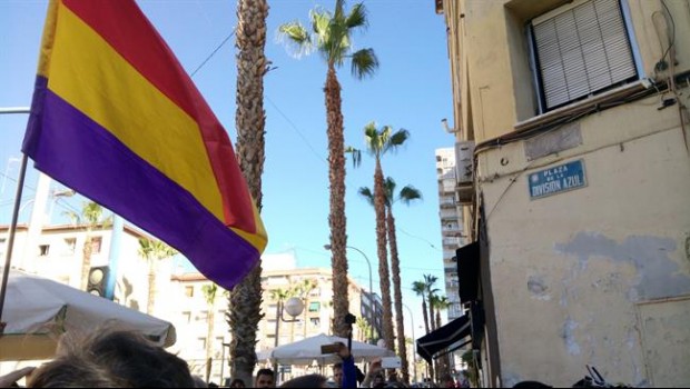 ep una bandera republicanala placala division azul repuesta