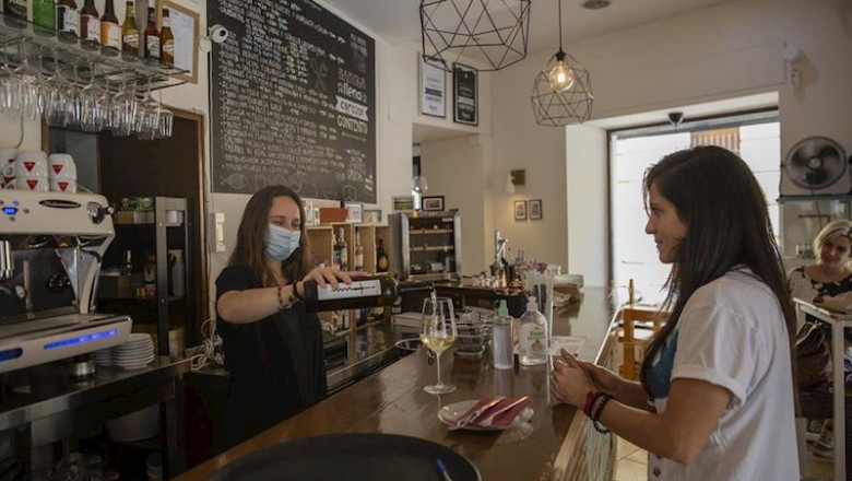 Una camarera sirve una copa de vino a una clienta | MARÍA JOSÉ LÓPEZ - EUROPA PRESS ep una camarera sirve una copa de vino a una clienta