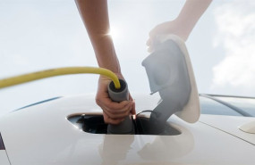 ep una persona carga un vehiculo electrico