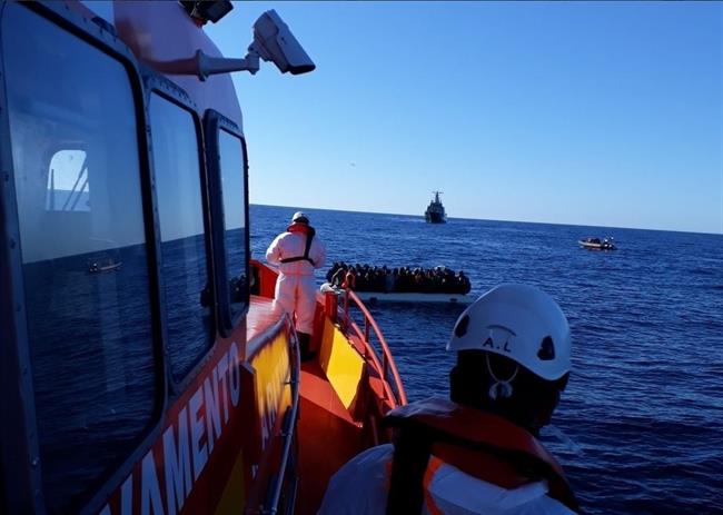 Una de las pateras rescatadas este sábado | EUROPA PRESS/ SALVAMENTO MARÍTIMO ep unalas pateras rescatadassabado