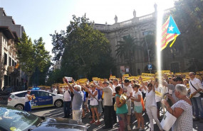 ep unes 200 persones tallencarrer davantdelegacio del govern per demanar labsolucio dels presos