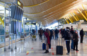 ep varias personas en el aeropuerto de adolfo suarez un dia previo a la nochebuena a 23 de diciembre