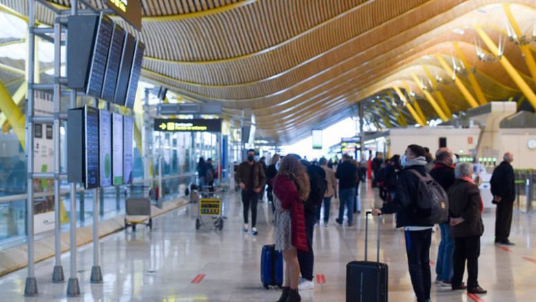ep varias personas en el aeropuerto de adolfo suarez un dia previo a la nochebuena a 23 de diciembre ep varias personas en el aeropuerto de adolfo suarez un dia previo a la nochebuena a 23 de diciembre