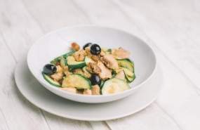 1616412703 pollo con calabacines al curry d tiles y aceitunas negras