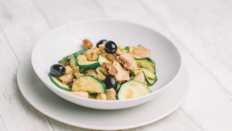 1616412703 pollo con calabacines al curry d tiles y aceitunas negras