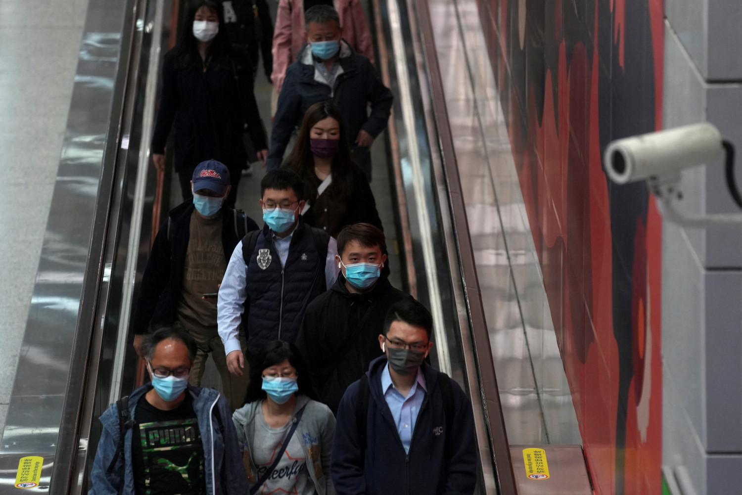 des passagers dans une station de metro a hong kong en chine 