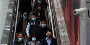 des passagers dans une station de metro a hong kong en chine 