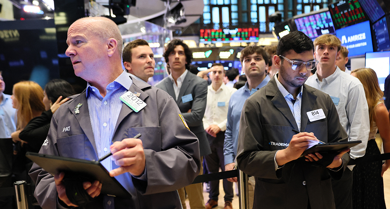 des traders travaillent sur le parquet de la bourse de new york pendant les echanges matinaux du 23 juin 2025 a new york