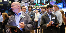 des traders travaillent sur le parquet de la bourse de new york pendant les echanges matinaux du 23 juin 2025 a new york des traders travaillent sur le parquet de la bourse de new york pendant les echanges matinaux du 23 juin 2025 a new york