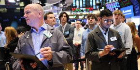 des traders travaillent sur le parquet de la bourse de new york pendant les echanges matinaux du 23 juin 2025 a new york