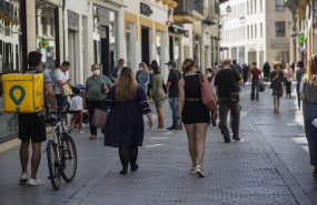 ep afluencia de personas en una calle comercial de la zona centrica en sevilla andalucia espana a 18