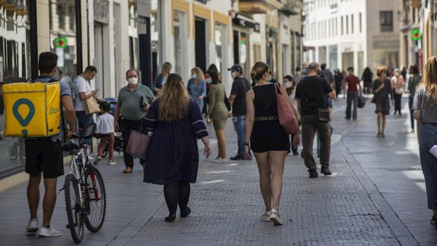 ep afluencia de personas en una calle comercial de la zona centrica en sevilla andalucia espana a 18