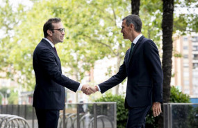 ep archivo   el presidente del gobierno pedro sanchez d saluda al ministro de economia comercio y