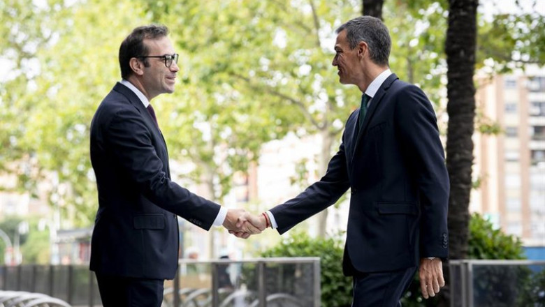 Archivo - El presidente del Gobierno, Pedro Sánchez (d), saluda al ministro de Economía, Comercio y Empresa, Carlos Cuerpo (i). | A. Pérez Meca - Europa Press - Archivo ep archivo el presidente del gobierno pedro sanchez d saluda al ministro de economia comercio y