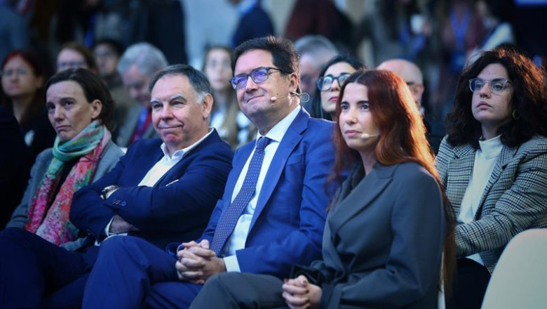 Archivo - I-D: El dir. general de la SETT, Javier Ponce, el ministro para la Transformación Digital y de la Función Pública, Óscar López, y la CEO de Nu Quantum, Carmen Palacios-Berraquero, en el foro 'Science for Industry', a 28 de enero de 2026, en Madr | MINISTERIO PARA LA TRANSFORMACIÓN DIGITAL ep archivo i d el dir general de la sett javier ponce el ministro para la transformacion digital y