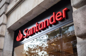 ep archivo   logo de banco santander en una de sus oficinas