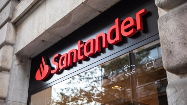 ep archivo   logo de banco santander en una de sus oficinas