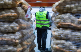ep archivo   miembros de la federacion espanola de bancos de alimento fesbal realizando labores de