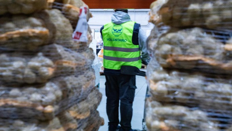 Archivo - Miembros de la Federación Española de Bancos de Alimento (FESBAL) realizando labores de recogida de alimentos, en un supermercado de Alcobendas, a 22 de noviembre de 2024, en Alcobendas, Madrid (España). | Rafael Bastante - Europa Press - Archivo ep archivo miembros de la federacion espanola de bancos de alimento fesbal realizando labores de