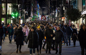 ep archivo numerosas personas pasean por las calles en navidad ep archivo numerosas personas pasean por las calles en navidad
