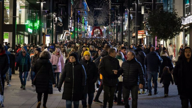 ep archivo   numerosas personas pasean por las calles en navidad