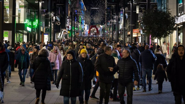 ep archivo numerosas personas pasean por las calles en navidad ep archivo numerosas personas pasean por las calles en navidad
