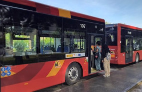 ep archivo   pasajeros en la parada de autobus de avenida pirineos en zaragoza