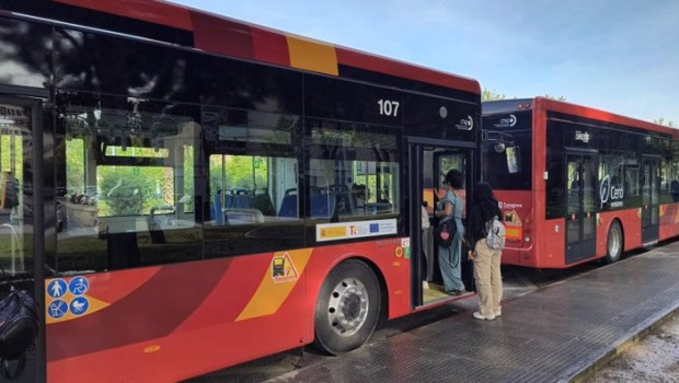 ep archivo   pasajeros en la parada de autobus de avenida pirineos en zaragoza