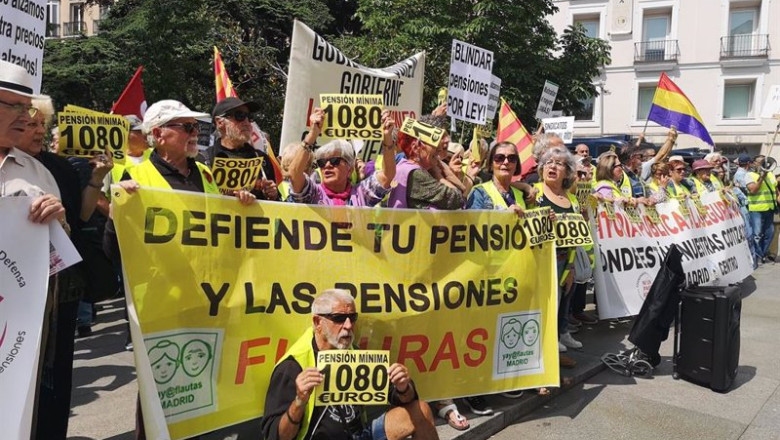 ep archivo pensionistas se concentran en el congreso para exigir que la pension minima alcance los ep archivo pensionistas se concentran en el congreso para exigir que la pension minima alcance los