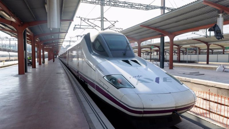 Archivo - Un tren de Renfe en la estación de Chamartín-Clara Campoamor, a 2 de enero de 2025 | Eduardo Parra - Europa Press - Archivo ep archivo un tren de renfe en la estacion de chamartin clara campoamor a 2 de enero de 2025