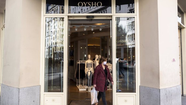 ep archivo   una mujer sale de una tienda oysho del grupo inditex a 5 de marzo de 2022 en madrid