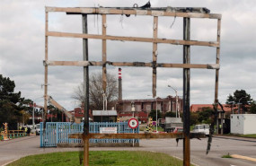 ep archivo   vista de la fabrica de alcoa a traves de una pancarta quemada en san cibrao un dia