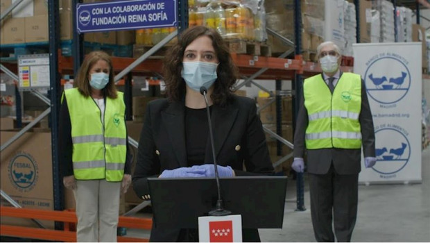 ep ayuso en su visita a la sede del banco de alimentos en alcorcon