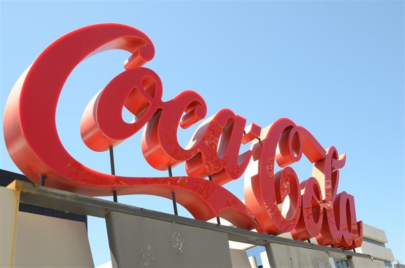 Coca-Cola supera las estimaciones y eleva sus previsiones