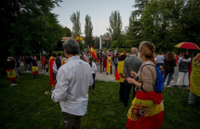 ep decenas de personas se concentran en la plaza de espana de pozuelo de alarcon madrid en contra