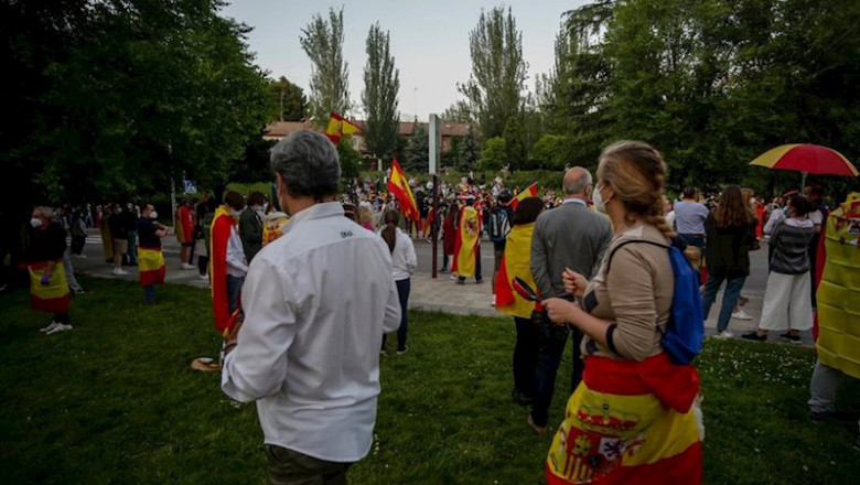 ep decenas de personas se concentran en la plaza de espana de pozuelo de alarcon madrid en contra