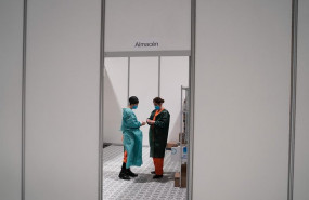 ep dos trabajadores sanitarios hablan en las instalaciones del hospital de campana instalado en