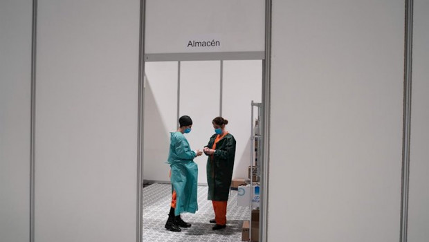 ep dos trabajadores sanitarios hablan en las instalaciones del hospital de campana instalado en