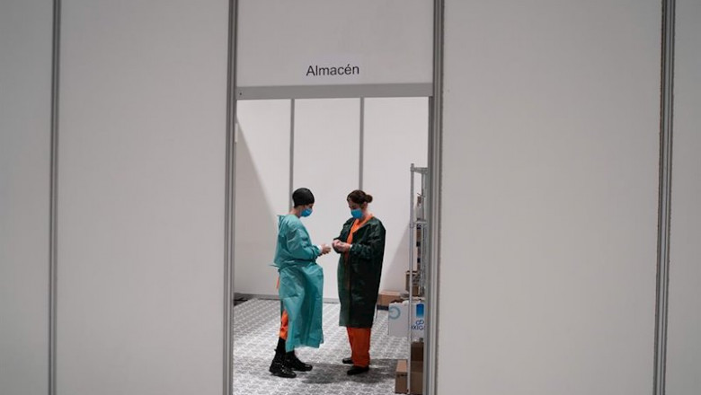 ep dos trabajadores sanitarios hablan en las instalaciones del hospital de campana instalado en ep dos trabajadores sanitarios hablan en las instalaciones del hospital de campana instalado en