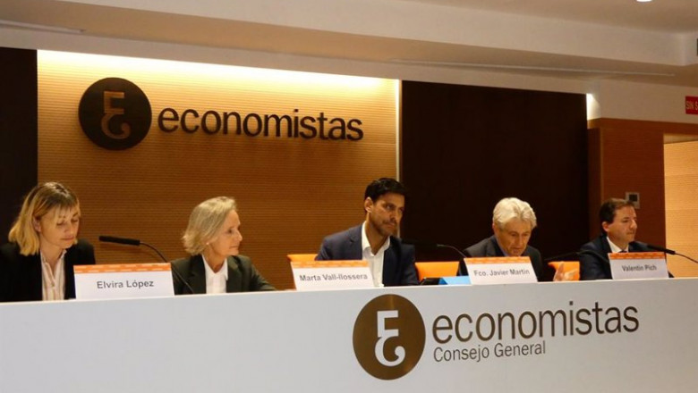 El Consejo General de Economistas de España (CGE) y el Consejo Superior de Colegios de Arquitectos de España (Cscae) han presentado este 4 de mayo una Guía sobre desgravaciones fiscales para rehabilitación de viviendas y edificios residenciales. | CGE ep el consejo general de economistas de espana cge y el consejo superior de colegios de arquitectos