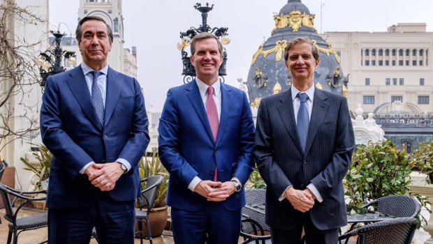ep el gobernador de kentucky andy beshear y el consejero delegado bernardo velazquez y el presidente