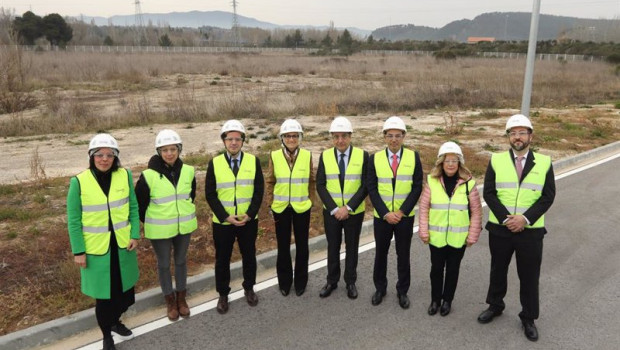 ep foto de grupo junto al solar donde se ubicara la planta de hidrogeno verde