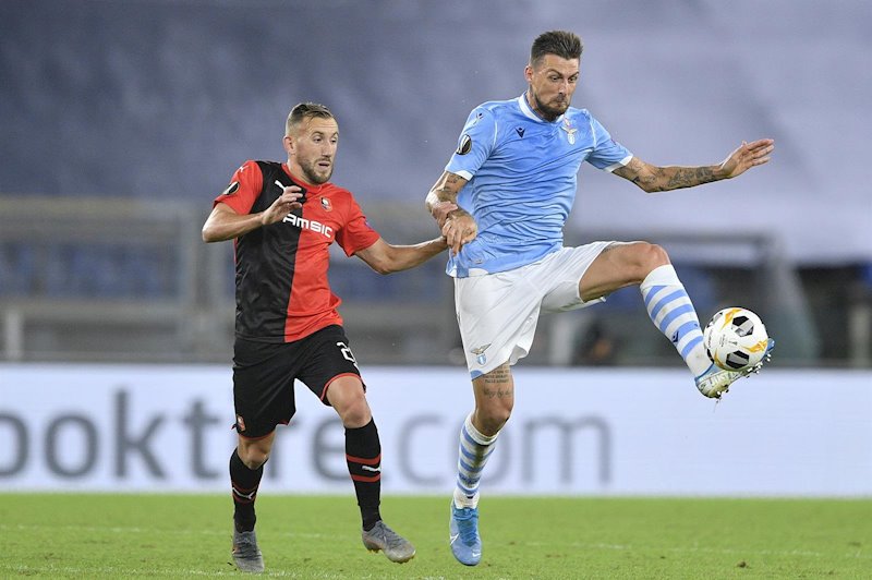 ep francesco acerbi jugador de la lazio pugna por el balon con flavien teit del stade rennais