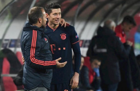 ep hans-dieter flick habla con robert lewandowski durante el partido del bayern ante el estrella
