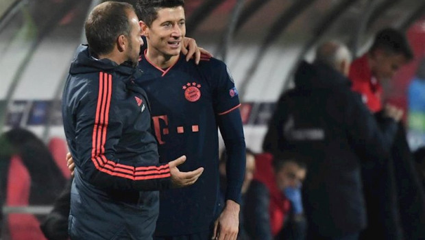 ep hans-dieter flick habla con robert lewandowski durante el partido del bayern ante el estrella