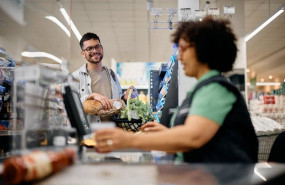 ep hombre pasando por la caja de un supermercado