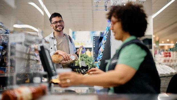 ep hombre pasando por la caja de un supermercado ep hombre pasando por la caja de un supermercado