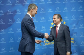 ep i-d el rey felipe vi estrecha la mano al presidente de la femp y alcalde de vigo abel caballero