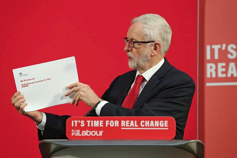 ep jeremy corbyn muestra un documento durante un acto de campana ep jeremy corbyn muestra un documento durante un acto de campana