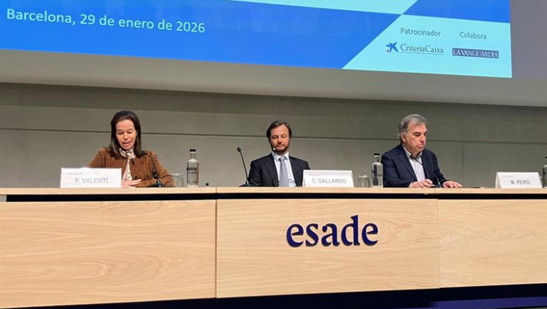 La directora de Esade Alumni, Patricia Valentí; el presidente y ceo de Almirall, Carlos Gallardo, y el director del Institute for Healthcare Managemente de Esade, Manel Peiró. | EUROPA PRESS ep la directora de esade alumni patricia valenti el presidente y ceo de almirall carlos gallardo y